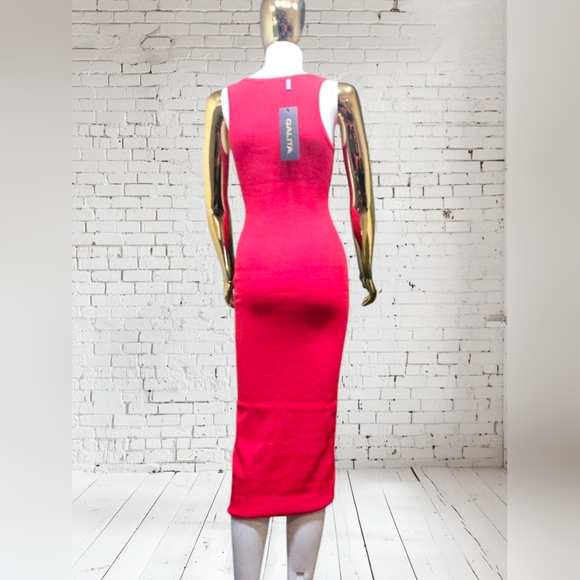 Galita Tight red dress with a golden detail in the center - Picture 8 of 9